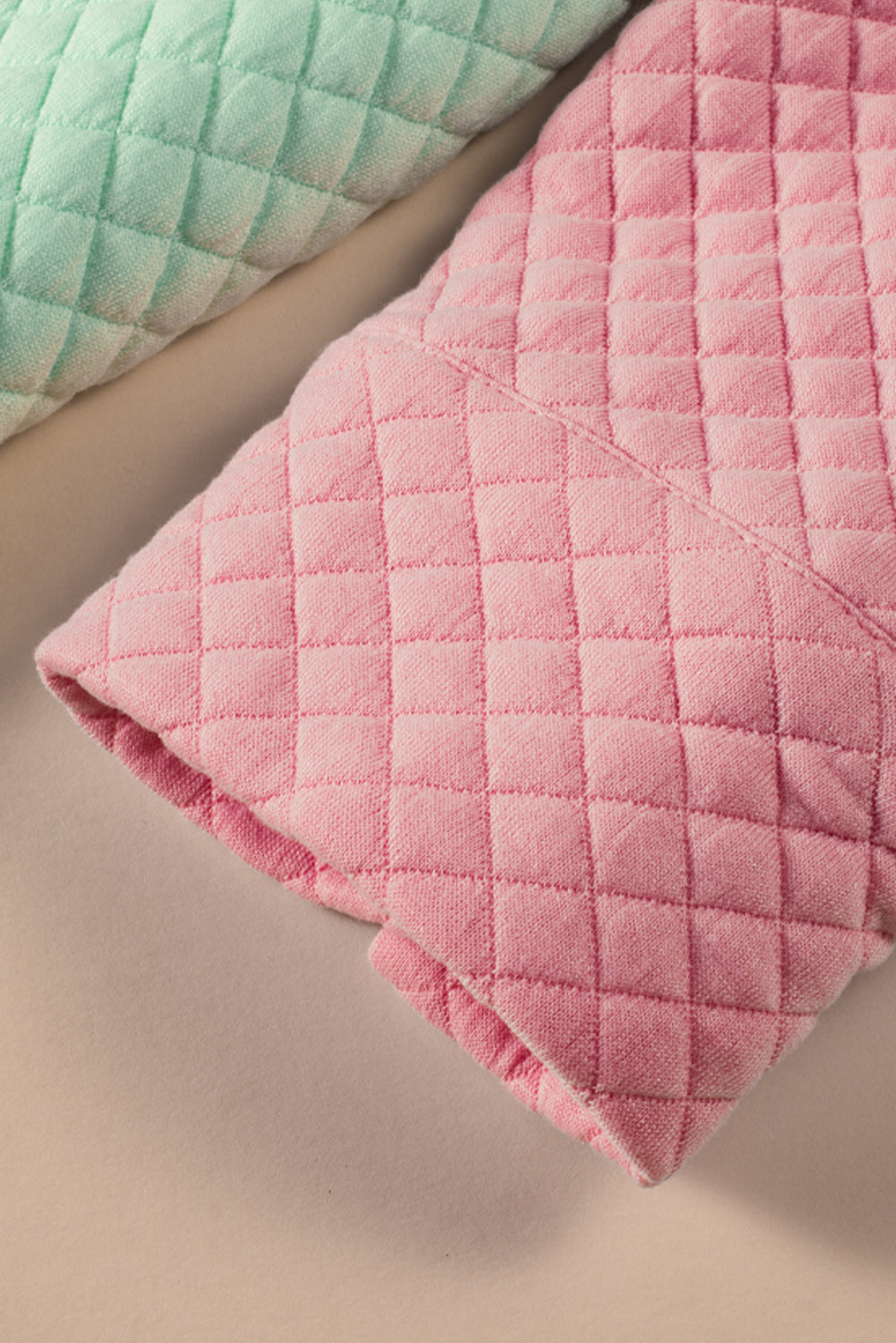 Grüne Steppjacke mit Patchwork-Patchwork-Klappentasche und Farbblock