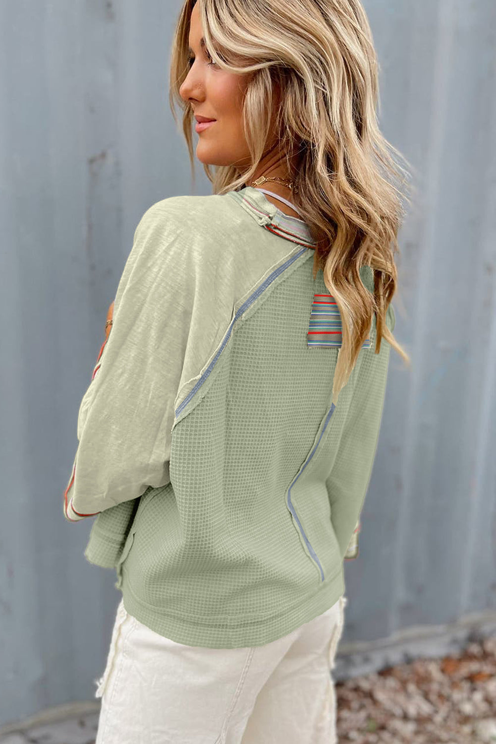 Meadow Mist – Grünes Waffelstrick-Patchwork-Raglan-Top mit breiten Armbandärmeln