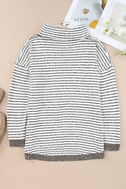 Khakifarbener, gestreifter Rollkragenpullover