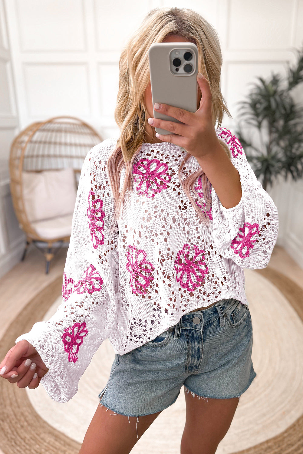 Weißer Pullover mit kontrastierendem Blumenmuster und überschnittener Schulter