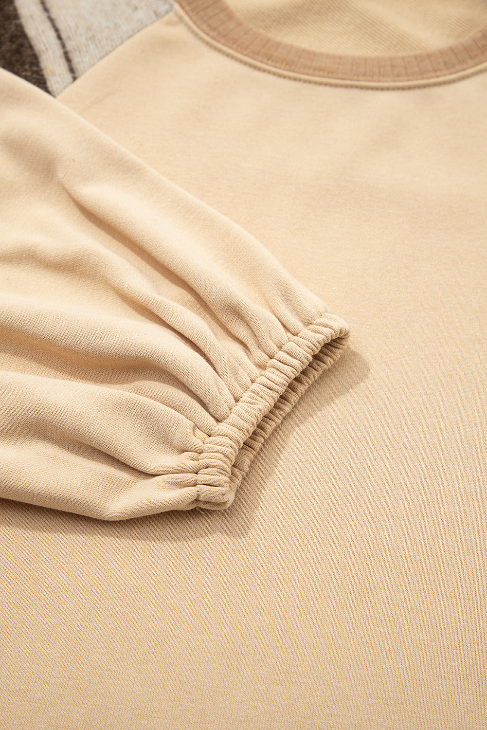 Helles französisches beiges Azteken-Patchwork-Raglan-Pullover-Sweatshirt