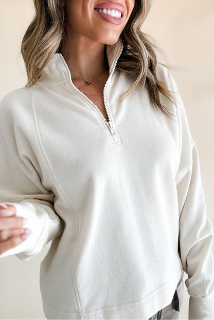 Weißes Sweatshirt mit Reißverschluss am Hals und überschnittenen Schultern