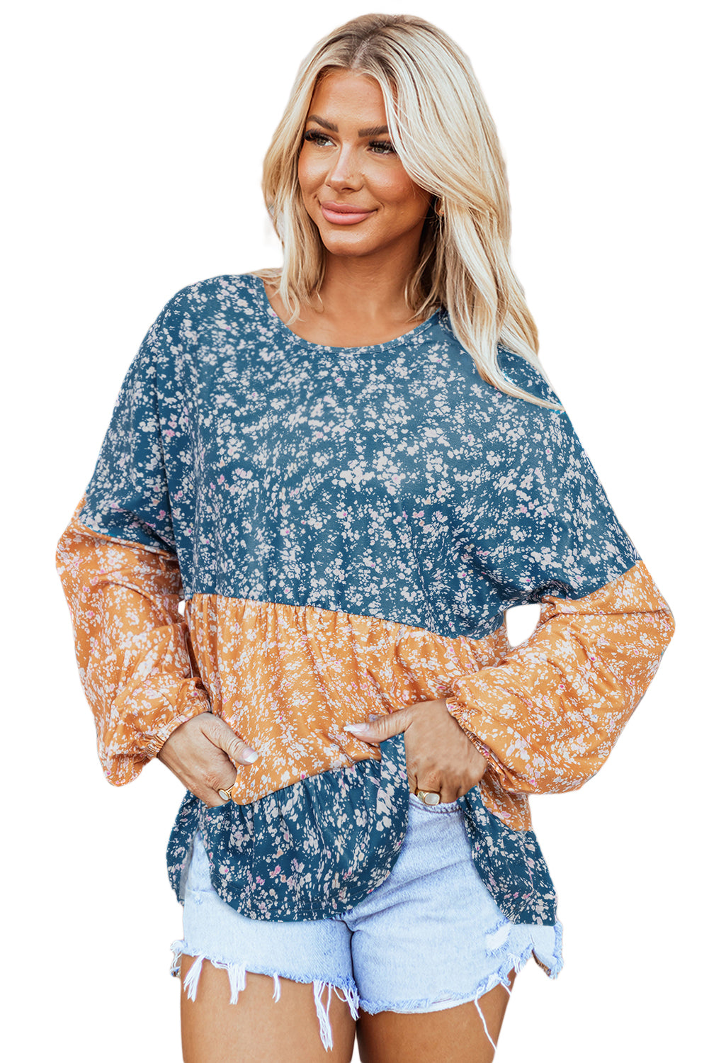 Orangefarbene Bluse mit Blumenmuster, Farbblockdesign, Rüschensaum und Rundhalsausschnitt