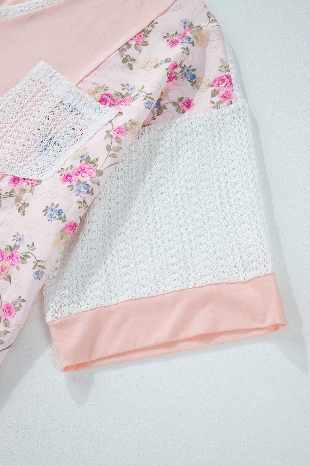Zarte Bluse mit floraler Spitze und Häkel-Patchwork-Fledermausärmeln