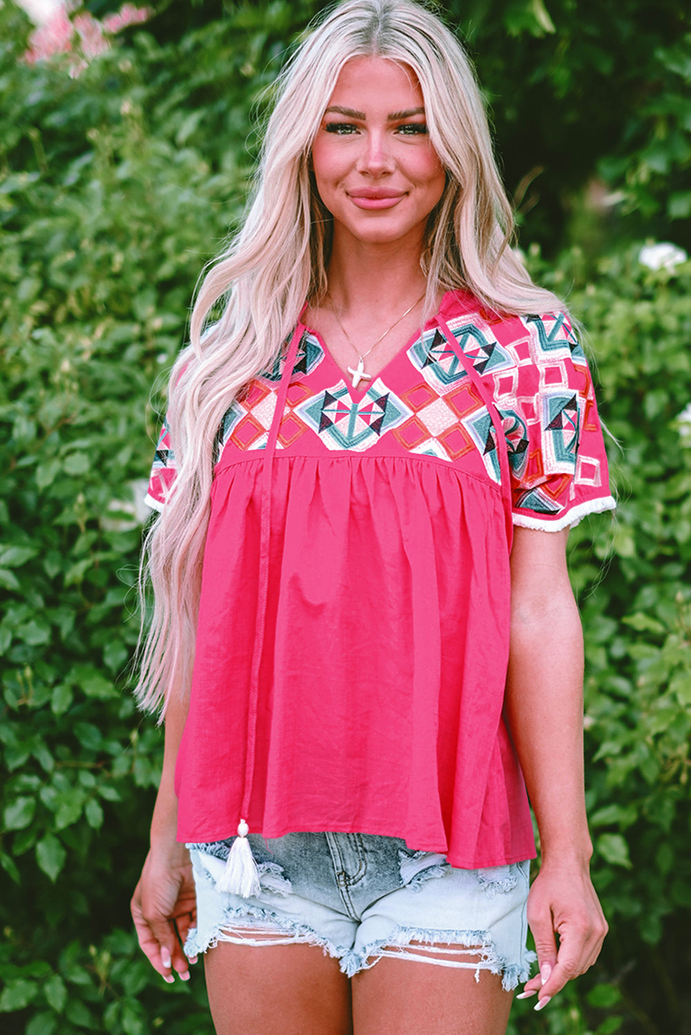 Erdbeerrosa Bluse mit V-Ausschnitt und geometrischer Stickerei, Quaste und Schleife