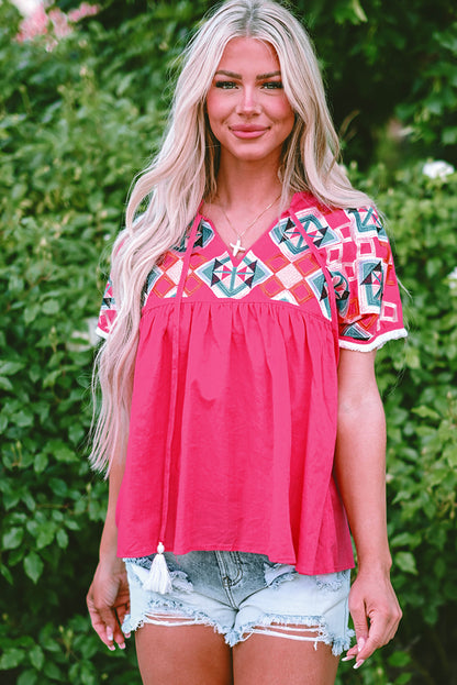 Erdbeerrosa Bluse mit V-Ausschnitt und geometrischer Stickerei, Quaste und Schleife