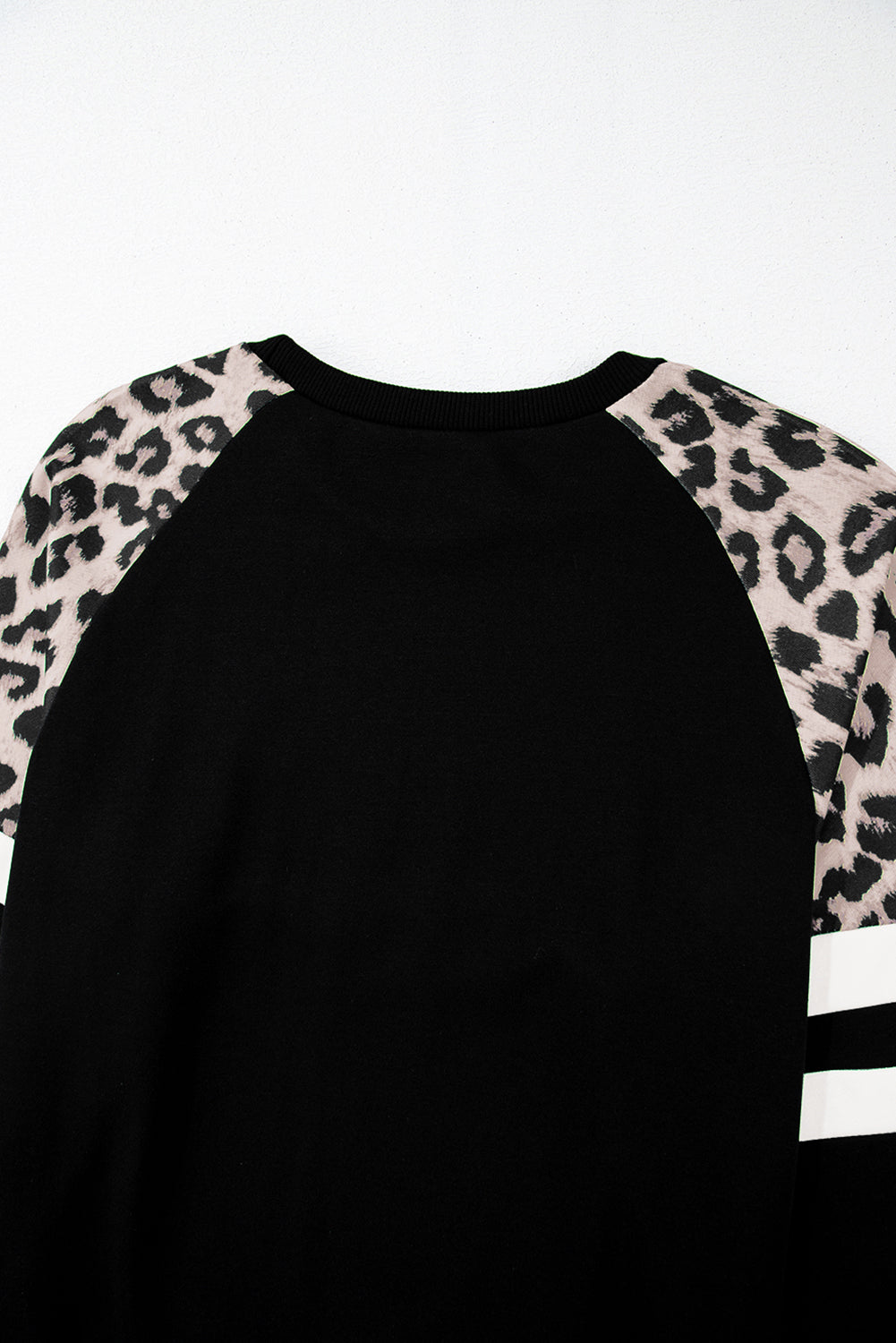 Schwarzes Sweatshirt mit Raglanärmeln und Farbblockdesign mit Leopardenmuster