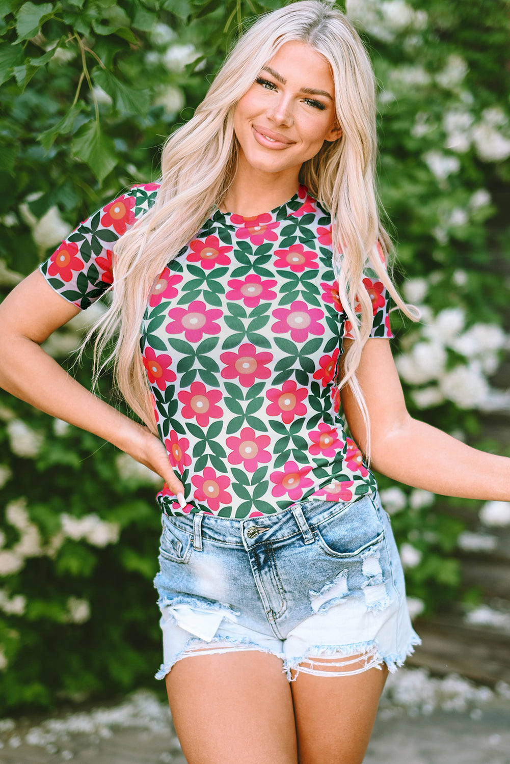 Feurig rotes T-Shirt mit Rundhalsausschnitt und Retro-Blumendruck
