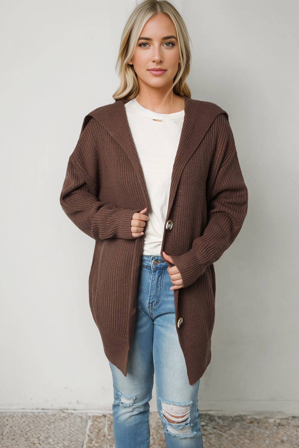 Braune Strickjacke mit grobem Strick und Reverskragen zum Knöpfen