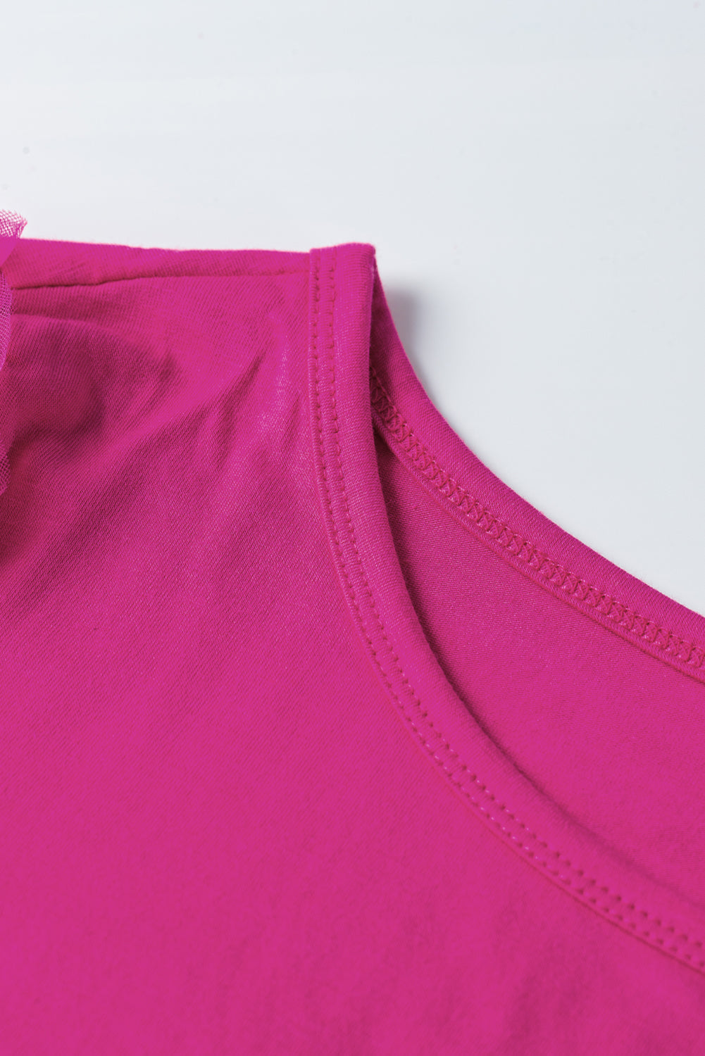 Kurzärmliges T-Shirt mit Rüschen und Netzstoff in Rosa