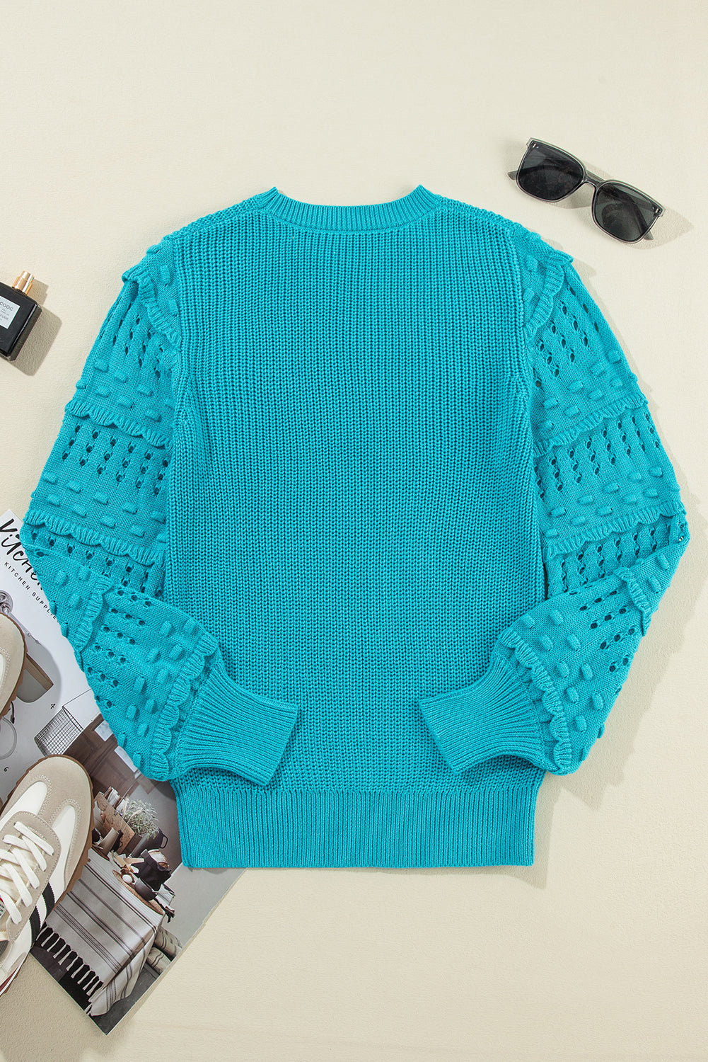 Türkisfarbener Pullover mit gerüschten Ösenärmeln