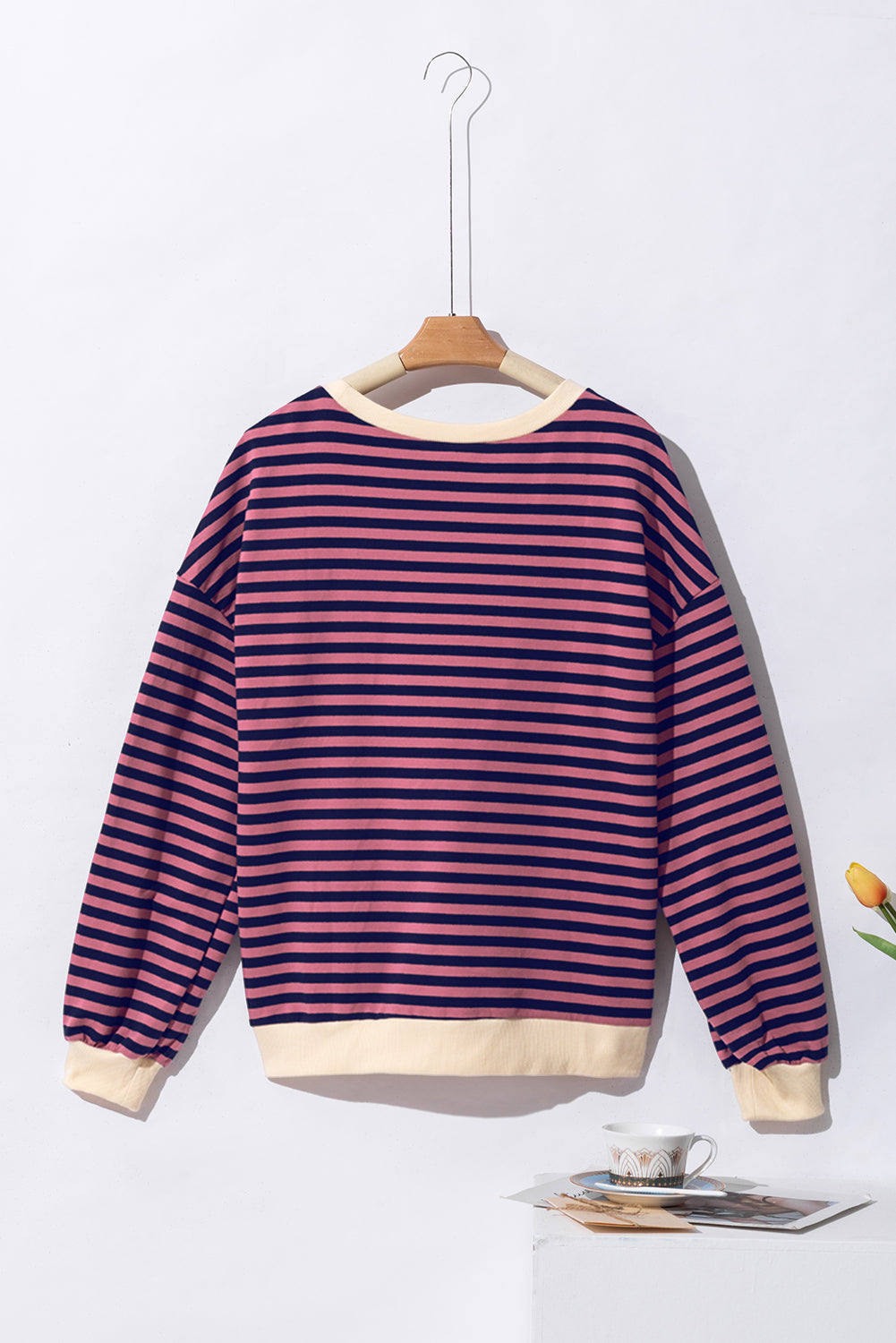 Oversize-Pullover mit rotem Streifenmuster und Kontrastbesatz
