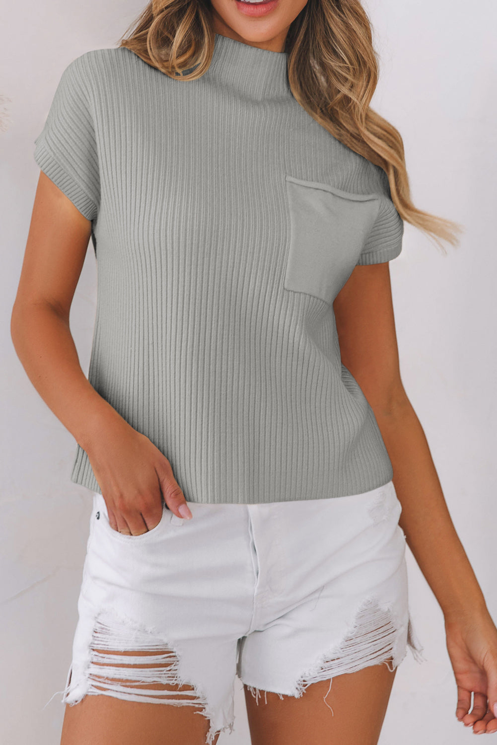 Grauer Rippstrickpullover mit aufgesetzten Taschen und kurzen Ärmeln