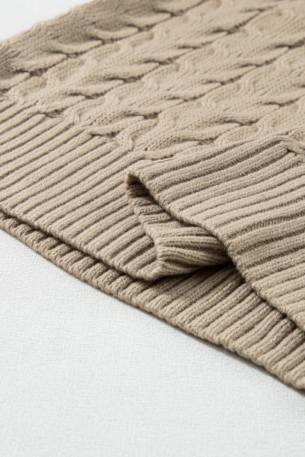 Hellbeiger Rollkragenpullover mit Zopfmuster und Fledermausärmeln