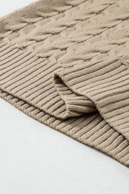 Hellbeiger Rollkragenpullover mit Zopfmuster und Fledermausärmeln