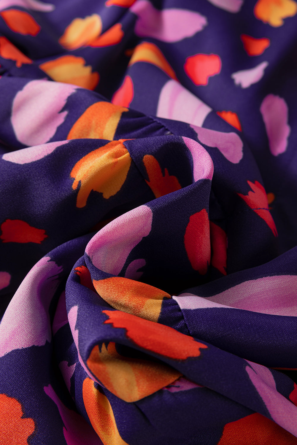 Blaues, fließendes, langes Kleid mit Blütenkragen