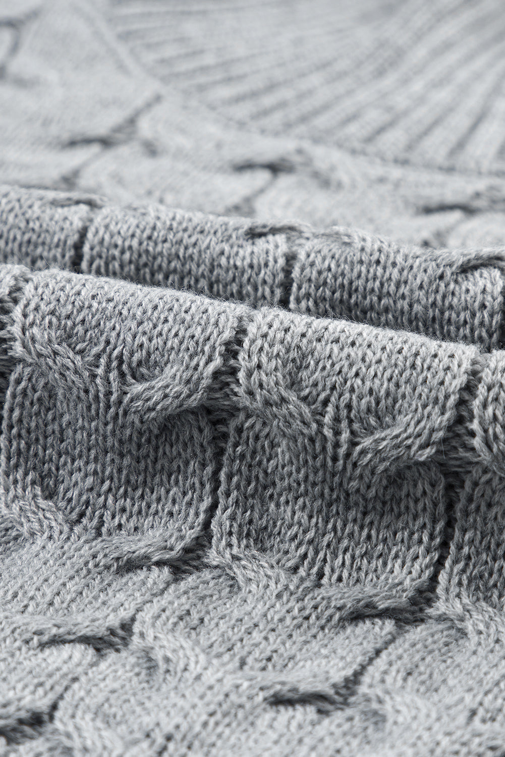 Mittelgrauer Rollkragenpullover mit Fledermausärmeln und Zopfmuster