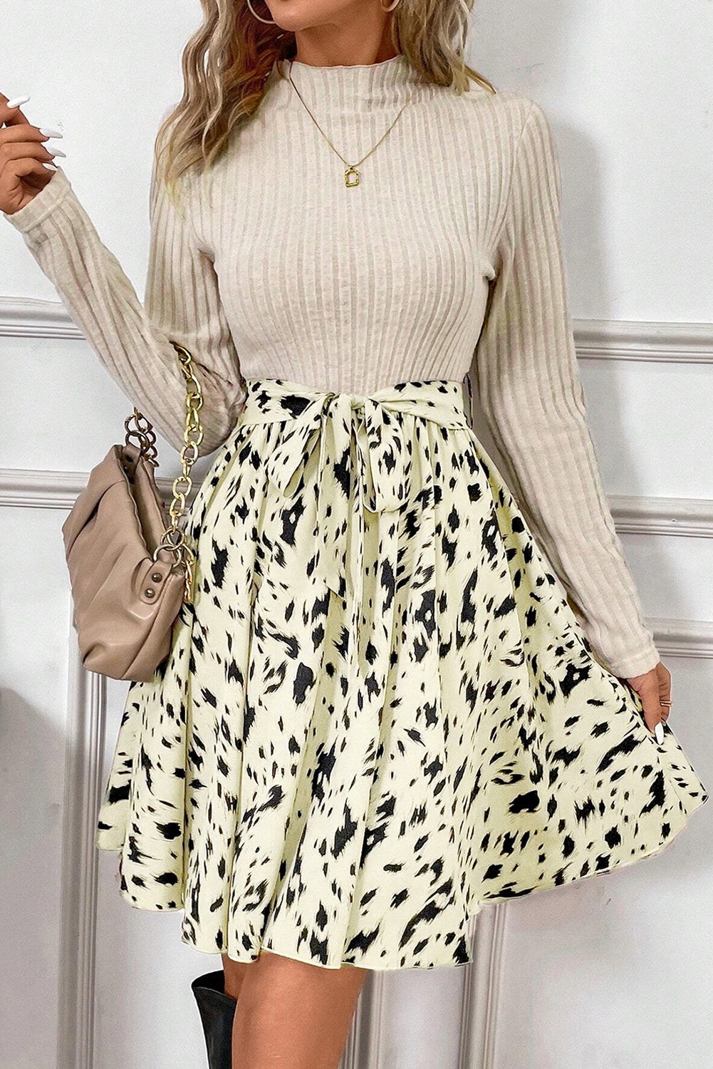 Beiges A-Linien-Kleid mit Patchwork-Print und Gürtel