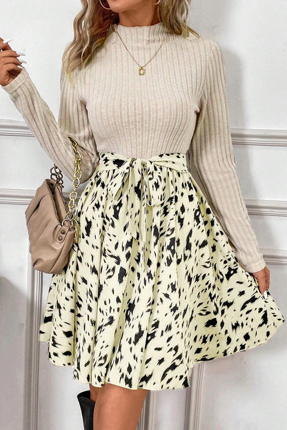 Beiges A-Linien-Kleid mit Patchwork-Print und Gürtel