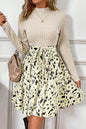 Beiges A-Linien-Kleid mit Patchwork-Print und Gürtel