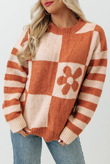 Brauner Pullover mit kariertem Blumenmuster und gestreiften Ärmeln
