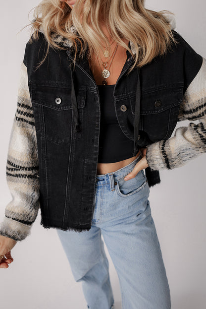 Schwarze Jeansjacke mit Kapuze und karierten Ärmeln und ausgefranstem Saum