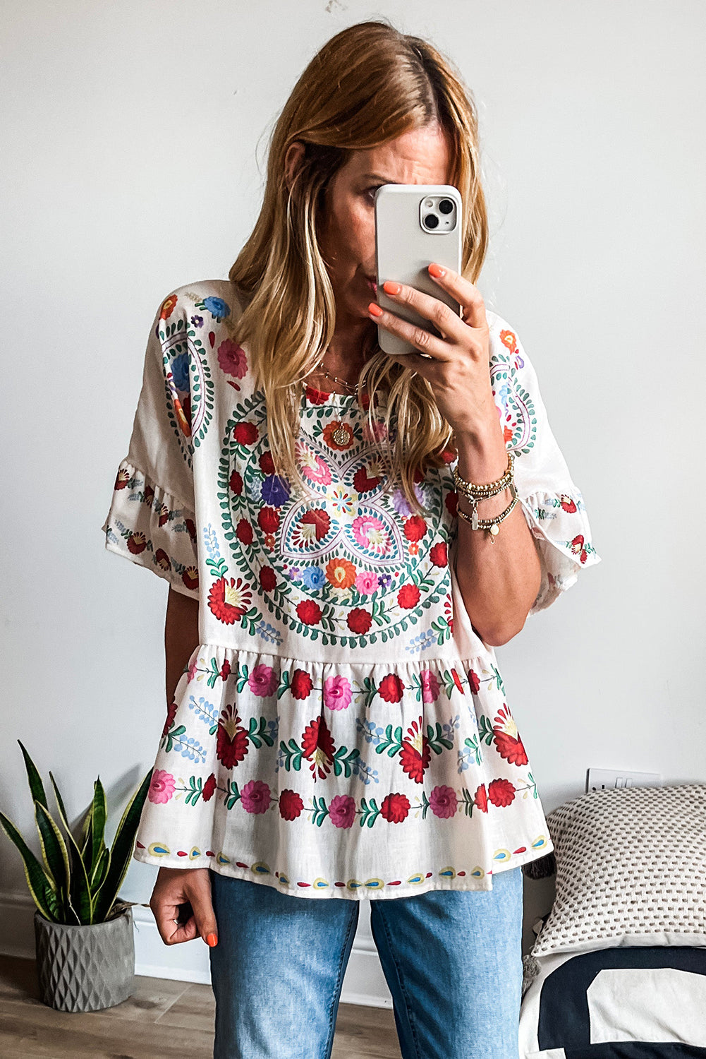 Weiße Bluse mit Rundhalsausschnitt und Rüschenbesatz im Boho-Stil mit Blumenmuster