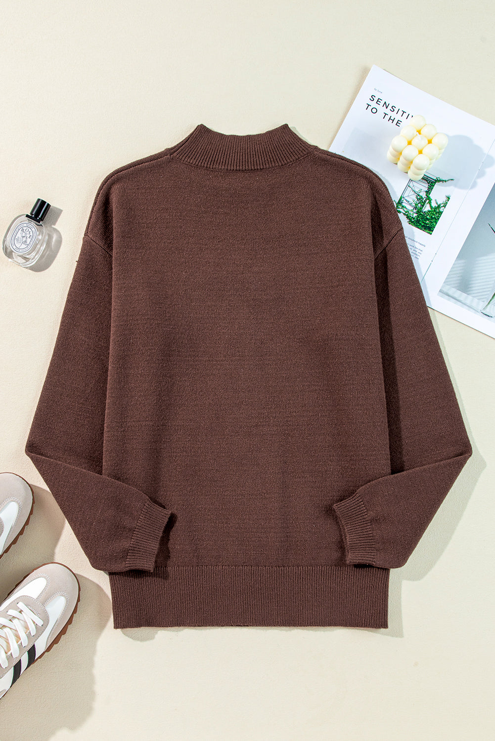 Kaffeefarbener Westernpullover mit Howdy Boot-Grafik und hohem Kragen