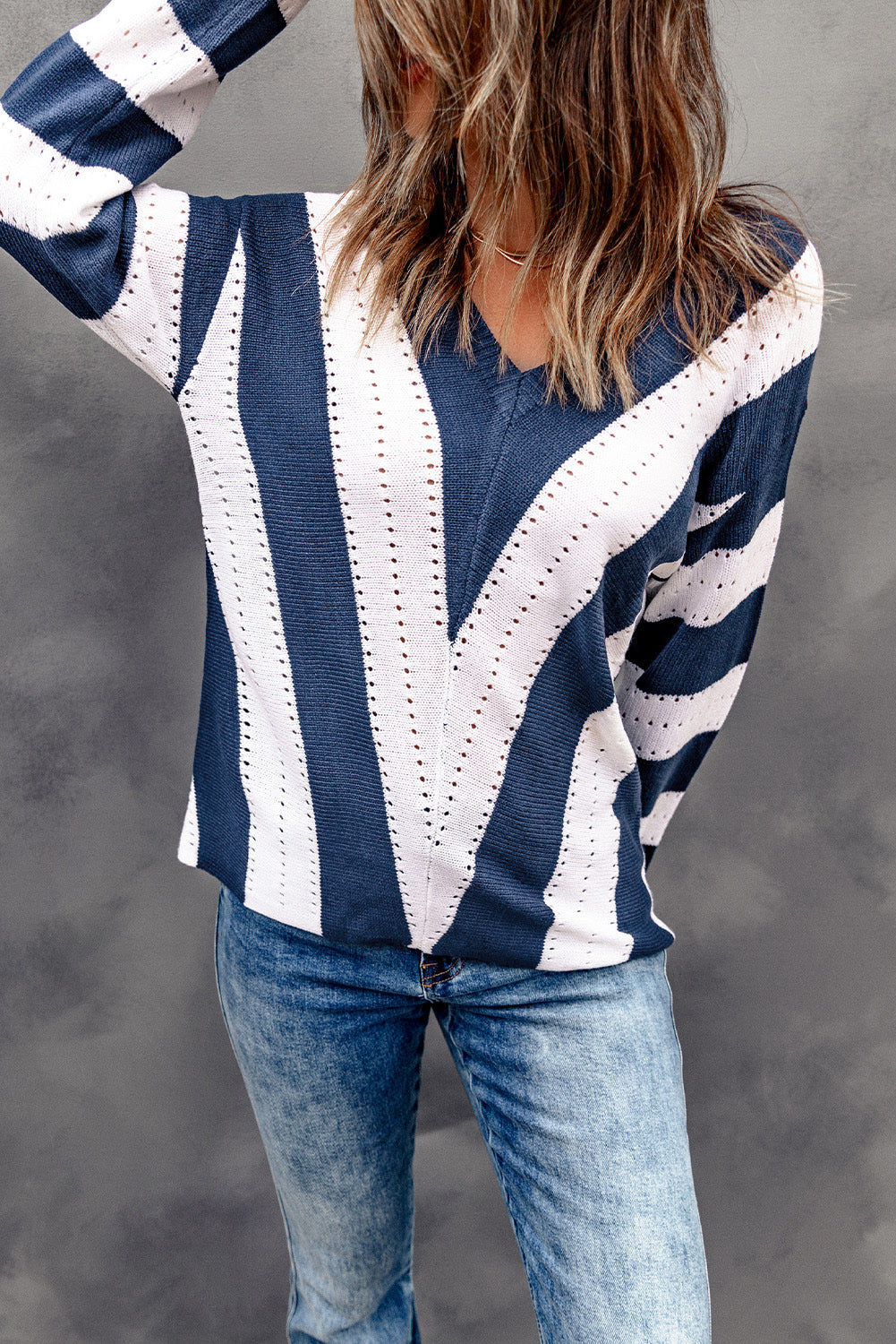 Blau gestreifter Colorblock-Strickpullover mit V-Ausschnitt