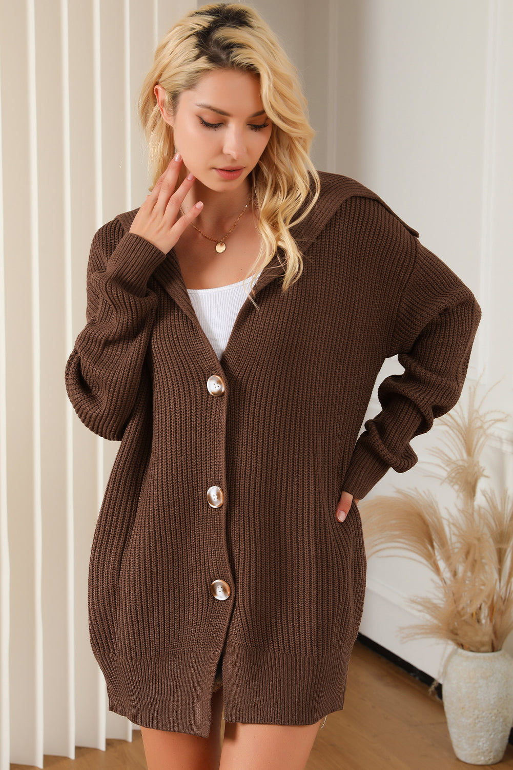 Braune Strickjacke mit grobem Strick und Reverskragen zum Knöpfen