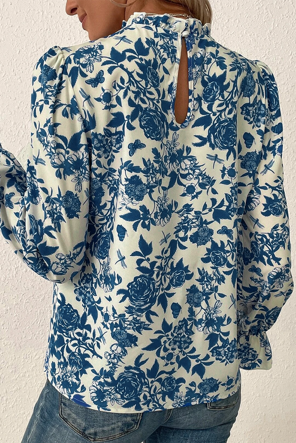 Himmelblaue Bluse mit Blumenmuster, Volantärmeln und Schlüsselloch hinten