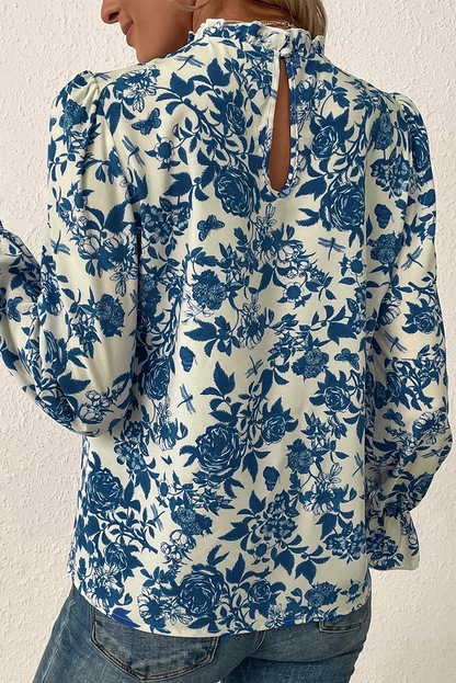 Himmelblaue Bluse mit Blumenmuster, Volantärmeln und Schlüsselloch hinten