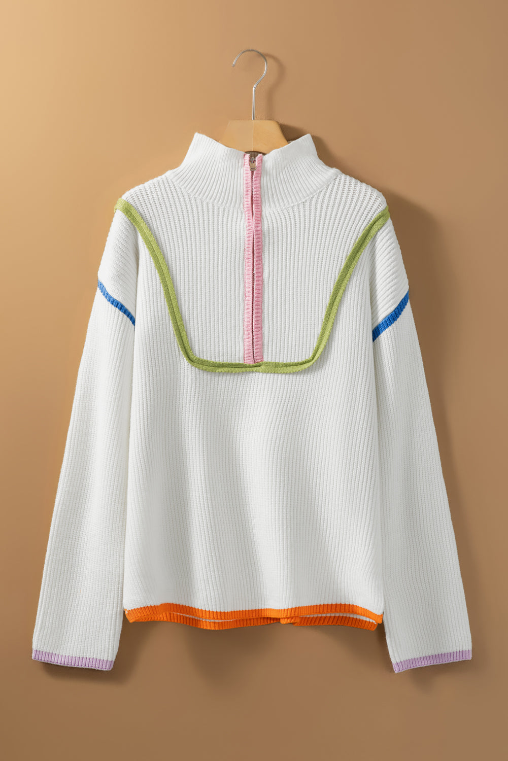 Weißer Pullover mit Viertelreißverschluss und überschnittener Schulterpartie mit buntem Rand