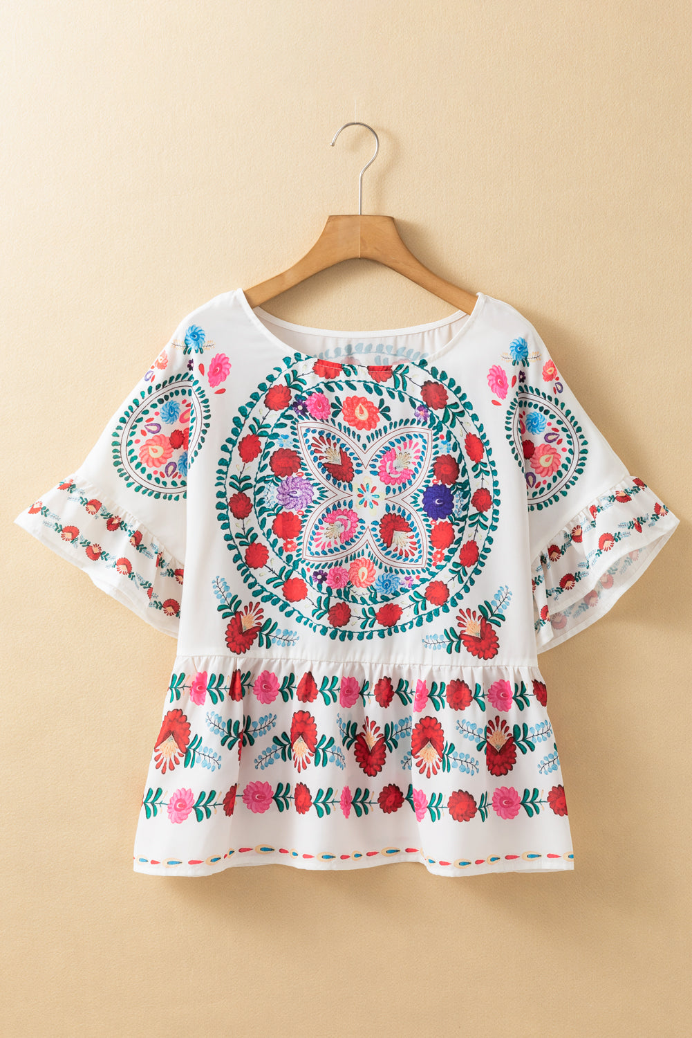 Weiße Bluse mit Rundhalsausschnitt und Rüschenbesatz im Boho-Stil mit Blumenmuster