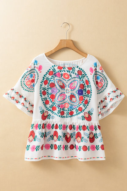 Weiße Bluse mit Rundhalsausschnitt und Rüschenbesatz im Boho-Stil mit Blumenmuster