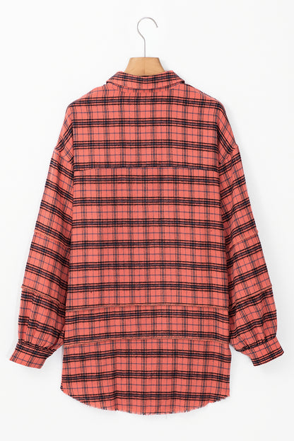 Rotes kariertes Langarmhemd mit seitlichem Schlitz und Used-Look-Saum