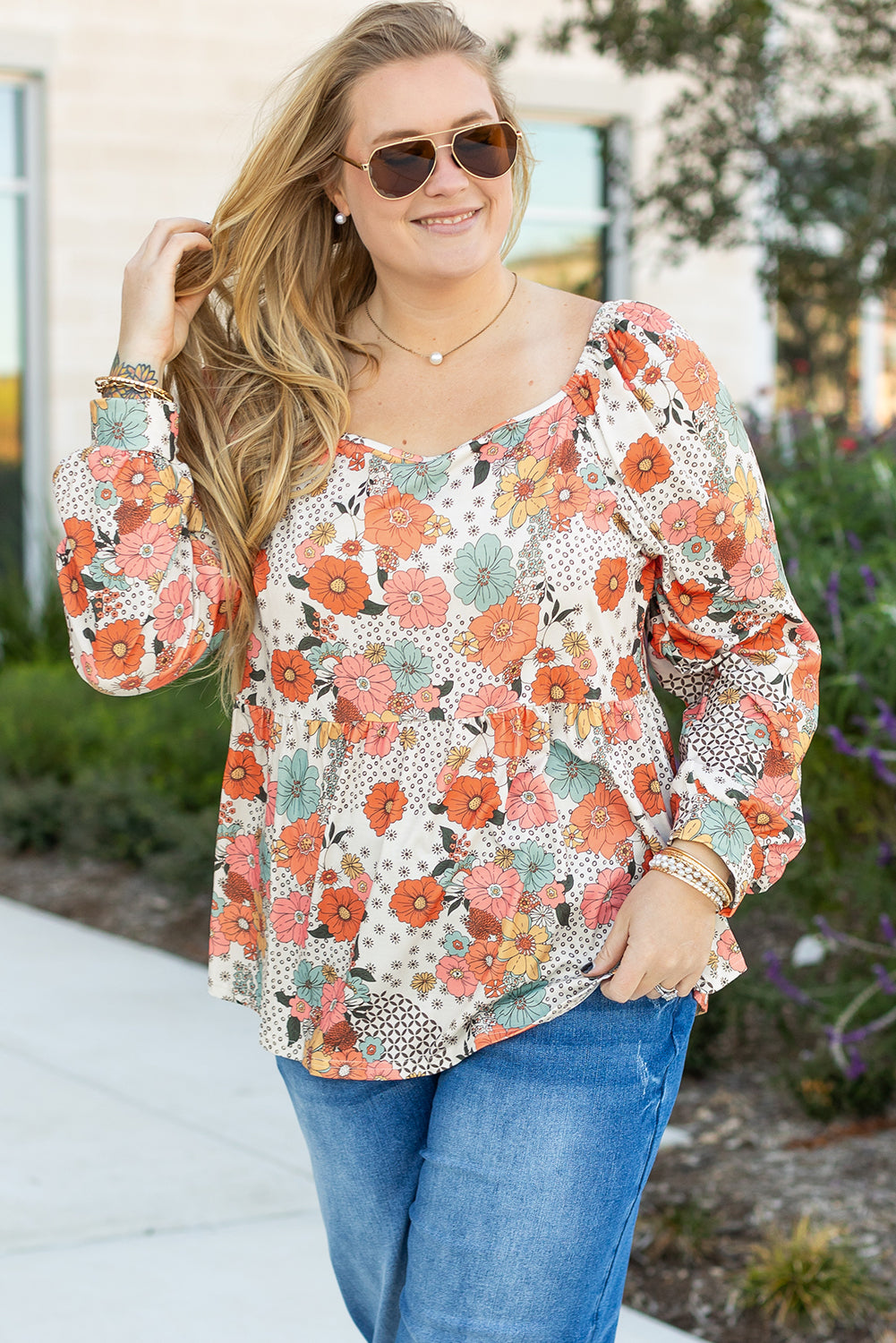 Khakifarbene Bluse mit Schößchen und Blumenmuster in Übergröße mit quadratischem Ausschnitt