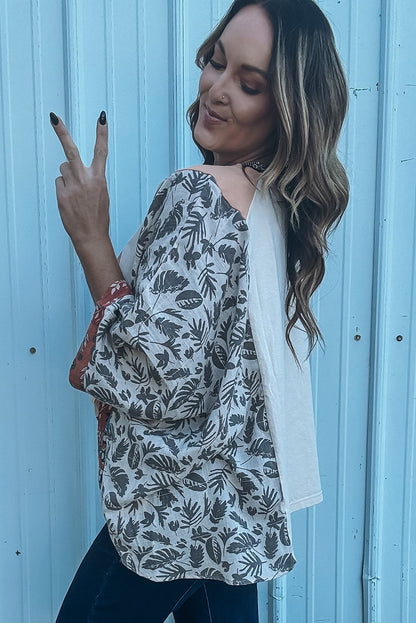 Mehrfarbiges, asymmetrisch bedrucktes Oberteil mit Patchwork-Ärmeln und Peace-Desert-Grafik