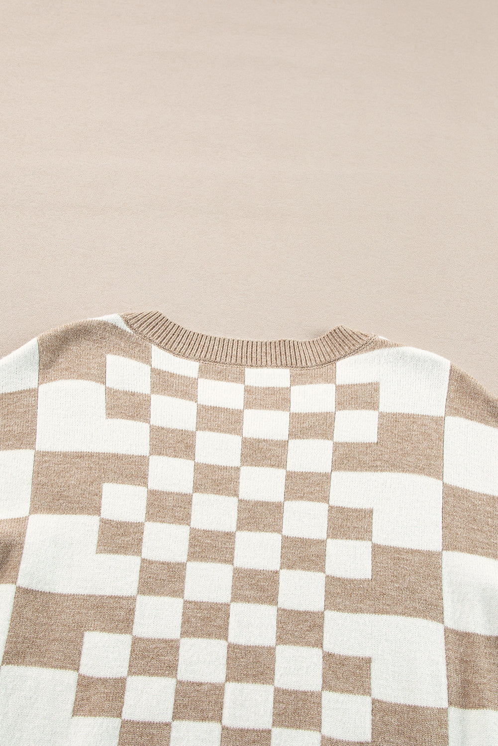 Khakifarbener Pullover mit Karomuster und überschnittener Schulterpartie und Rundhalsausschnitt