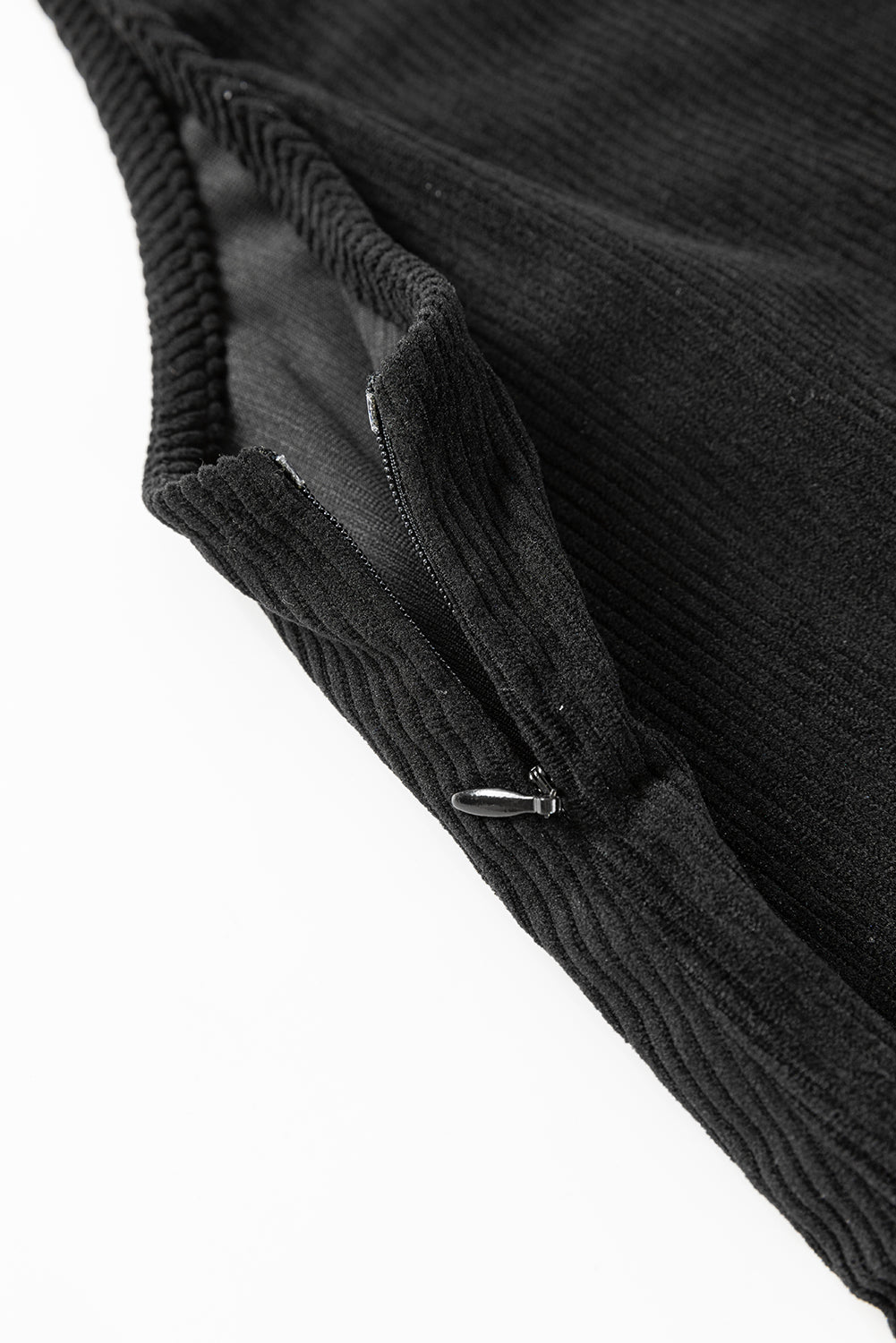 Schwarzes, einfarbiges, ärmelloses Cord-Overallkleid mit Fronttaschen