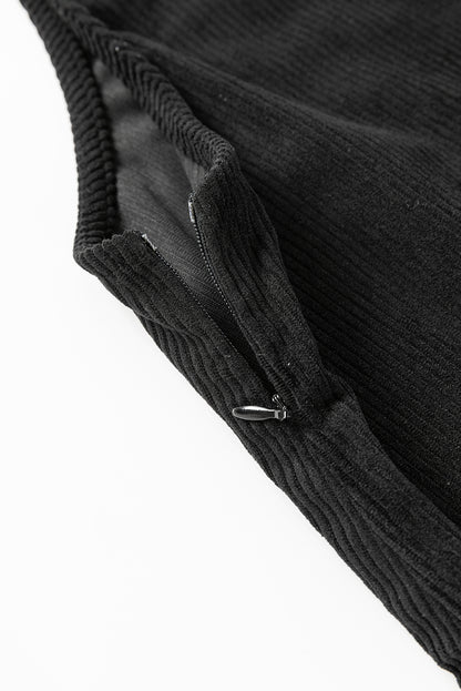 Schwarzes, einfarbiges, ärmelloses Cord-Overallkleid mit Fronttaschen