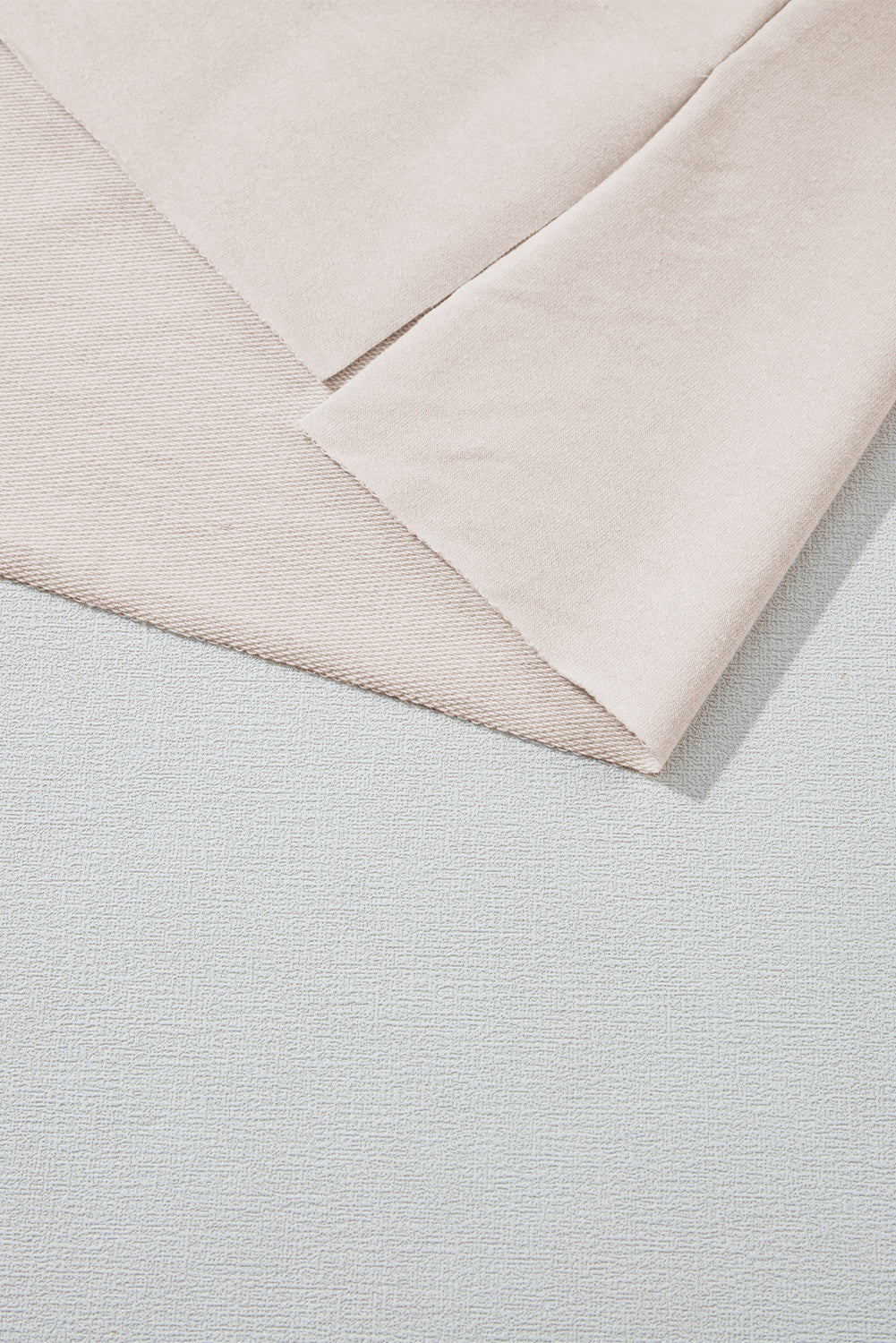 Weißes Lounge-Set mit Farbblockärmeln, kontrastierender Seitennaht