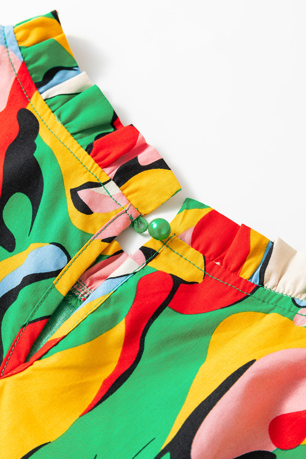 Grünes Minikleid mit abstraktem Print, Rüschenkragen und Rüschenärmeln