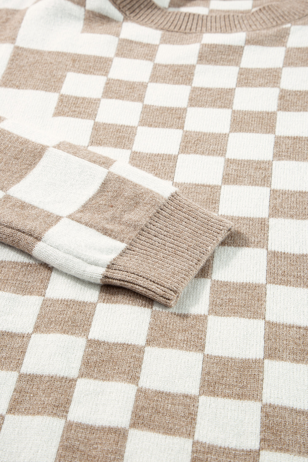 Khakifarbener Pullover mit Karomuster und überschnittener Schulterpartie und Rundhalsausschnitt