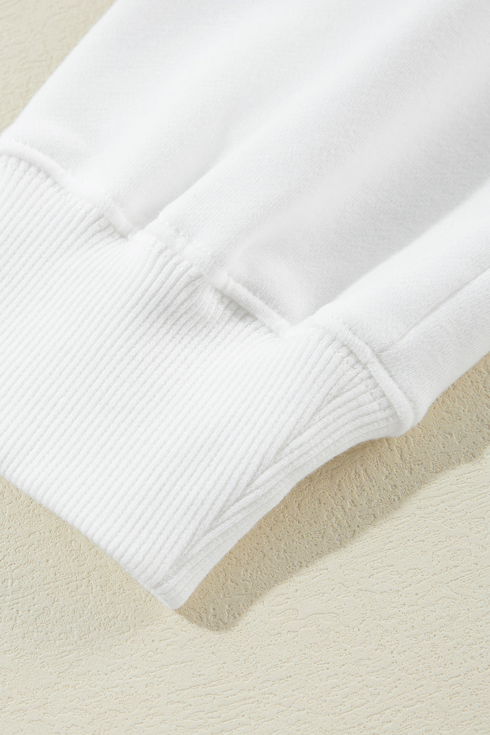 Weißes, lockeres Sweatshirt mit überschnittener Schulter und amerikanischer Flagge