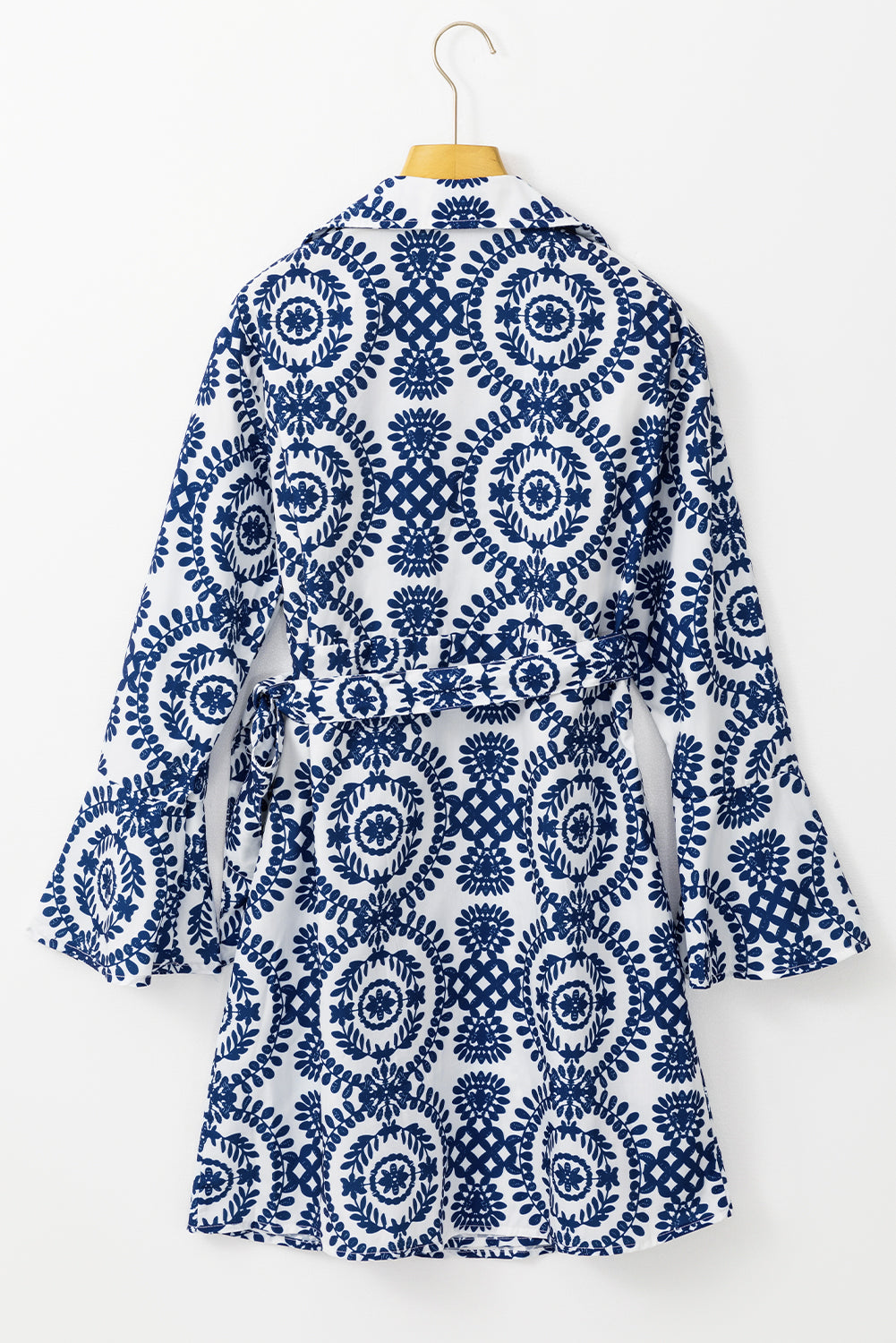 Blaues Kleid mit Blumenmuster, V-Ausschnitt, Wickelknoten und langen Ärmeln