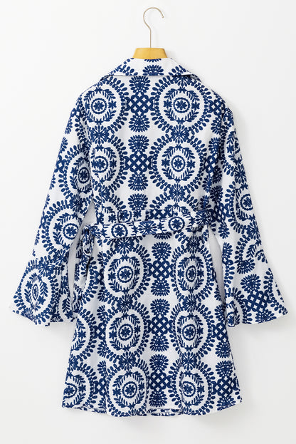 Blaues Kleid mit Blumenmuster, V-Ausschnitt, Wickelknoten und langen Ärmeln