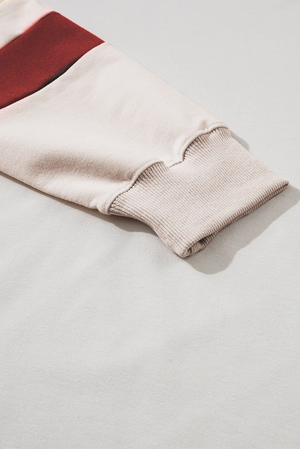 Weißes Lounge-Set mit Farbblockärmeln, kontrastierender Seitennaht