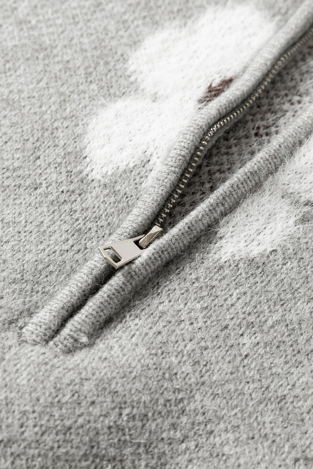 Grauer Pullover mit Blumenmuster und halblangem Reißverschluss sowie überschnittenen Schultern