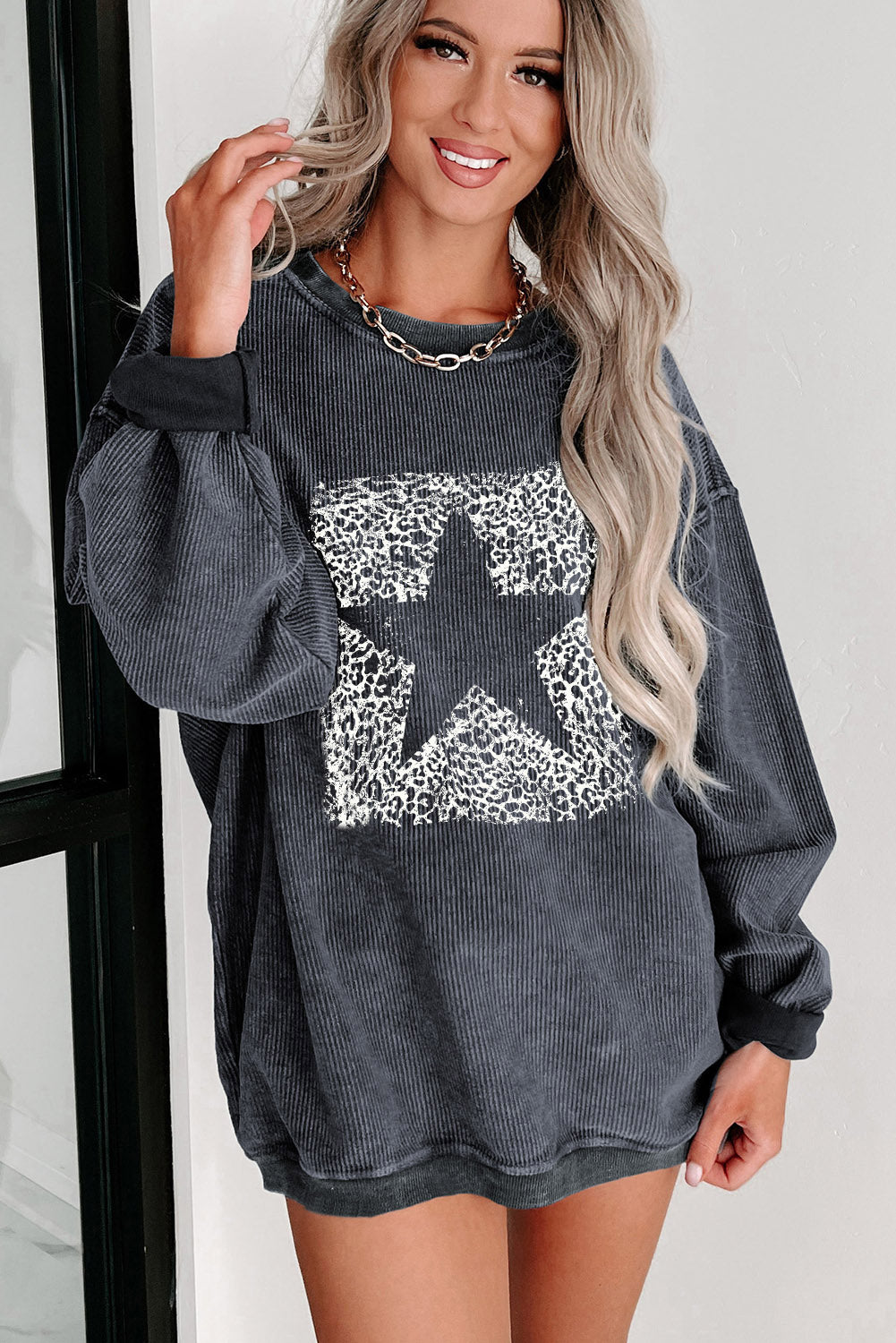Graues Sweatshirt mit Kordelzug und Leoparden-Stern-Grafik